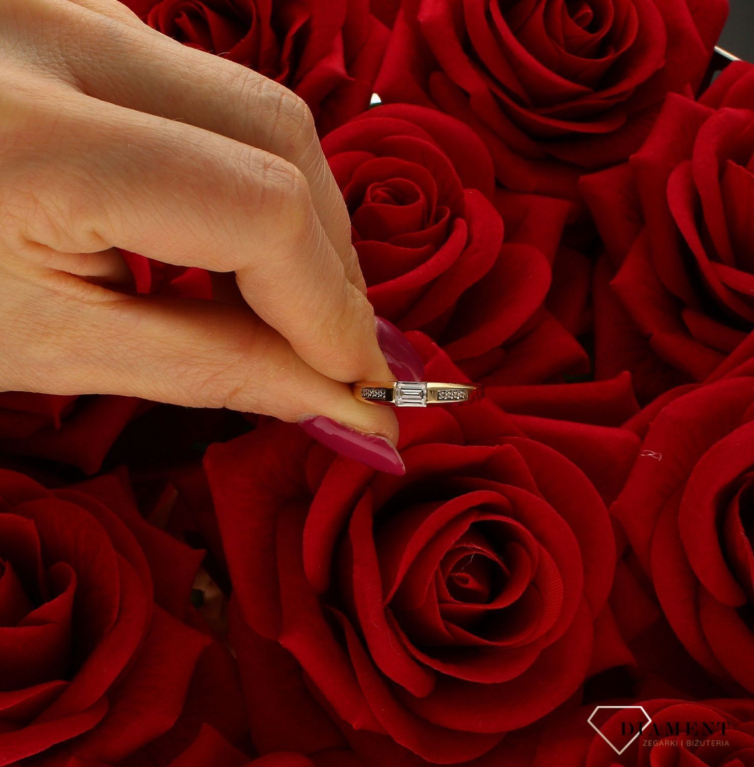 Złoty pierścionek damski Kwadratowy Kamień w oprawie rozmiar 15 DIA-PRS-9338-585. Złoty pierścionek wykonany z wysokiej próby złota 585. Idealne białe cyrkonie nadają pierścionkowi nowoczesnego wyglądu (4).jpg