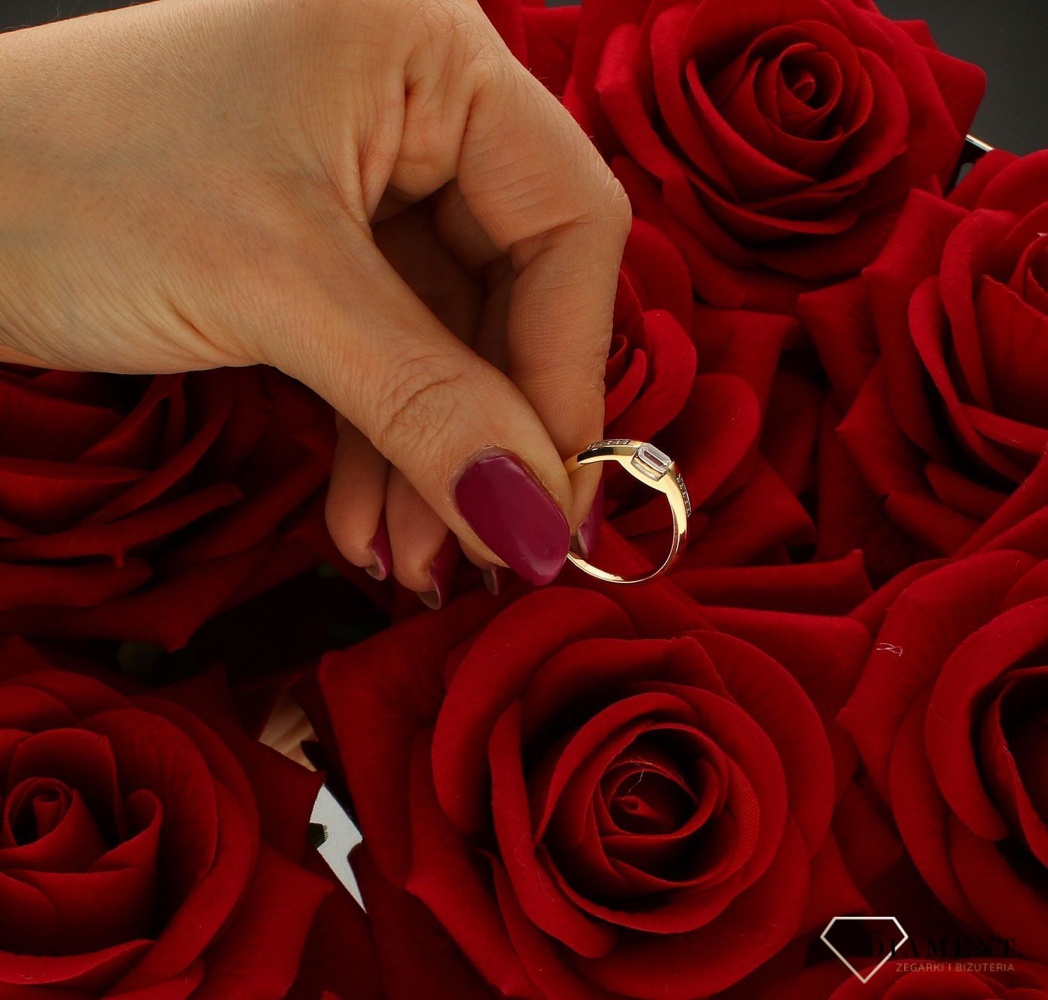 Złoty pierścionek damski Kwadratowy Kamień w oprawie rozmiar 15 DIA-PRS-9338-585. Złoty pierścionek wykonany z wysokiej próby złota 585. Idealne białe cyrkonie nadają pierścionkowi nowoczesnego wyglądu (4).jpg