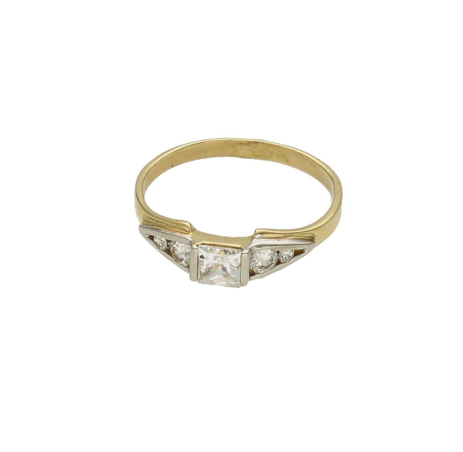 Złoty pierścionek damski Kwadratowy Kamień w oprawie rozmiar 15 DIA-PRS-9338-585. Złoty pierścionek wykonany z wysokiej próby złota 585. Idealne białe cyrkonie nadają pierścionkowi nowoczesnego wyglądu (4).jpg