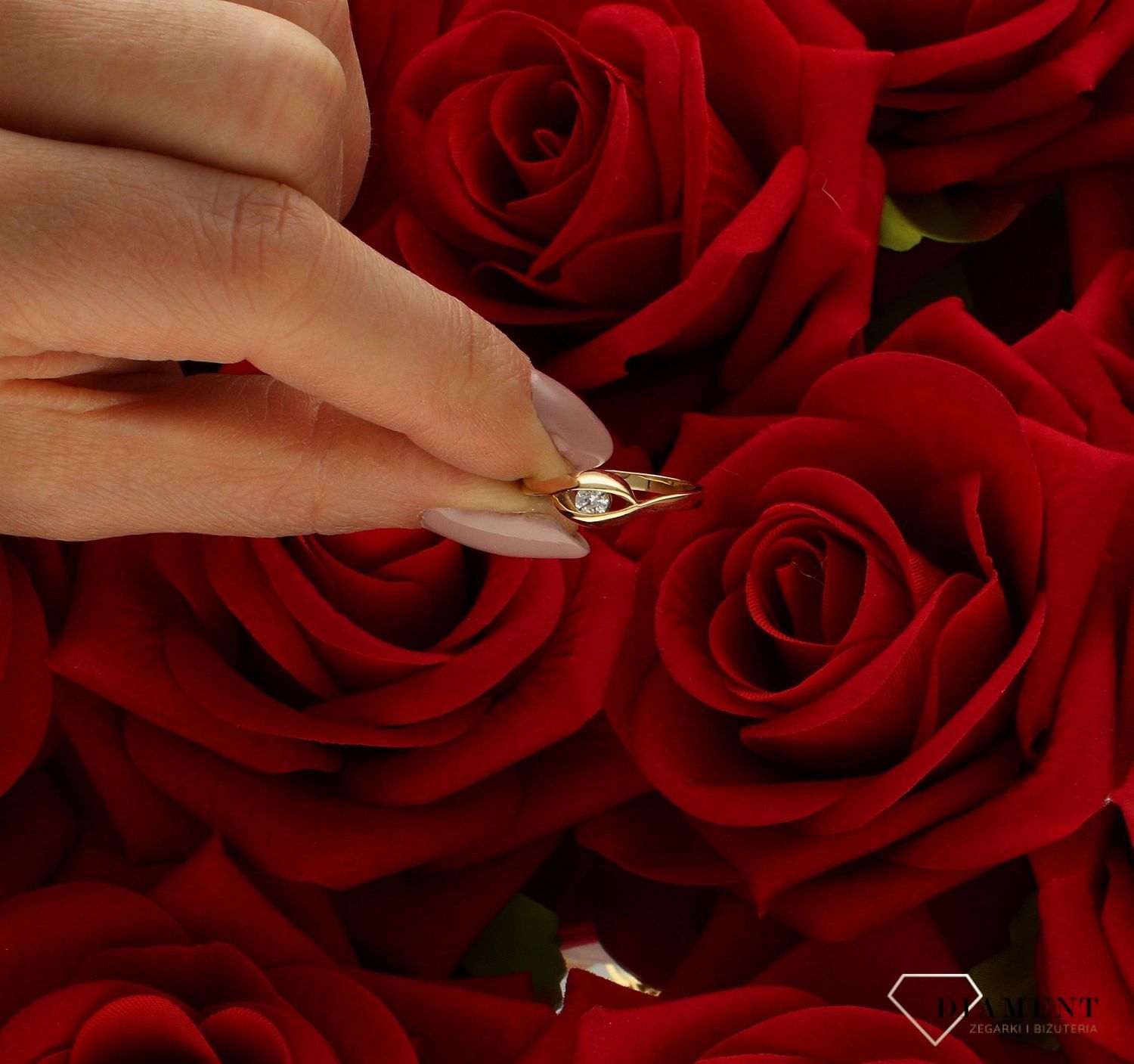 Złoty pierścionek 585 damski zaręczynowy wzór rozmiar 16 DIA-PRS-9339-585  to złoty damski pierścionek wykonany z wysokiej próby złota 585. Idealna biała cyrkonia we wzorze zaręczynowym nadają pierścionkowi nowoczesnego wygl (4).jpg