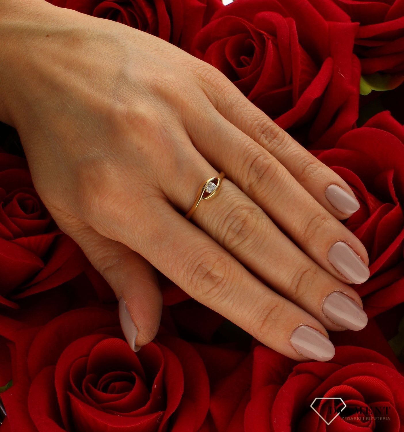 Złoty pierścionek 585 damski zaręczynowy wzór rozmiar 16 DIA-PRS-9339-585  to złoty damski pierścionek wykonany z wysokiej próby złota 585. Idealna biała cyrkonia we wzorze zaręczynowym nadają pierścionkowi nowoczesnego wygl (4).jpg