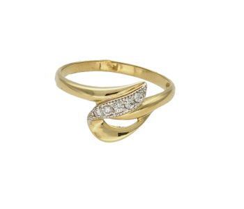 Złoty pierścionek 585 klasyczny wzór rozmiar 16 DIA-PRS-9340-585 to złoty damski pierścionek wykonany z wysokiej próby złota 585. Idealna biała cyrkonia we wzorze zaręczynowym nadają pierścionkowi nowoczesnego wyglądu (3).jpg