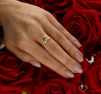 Złoty pierścionek 585 klasyczny wzór rozmiar 16 DIA-PRS-9340-585 to złoty damski pierścionek wykonany z wysokiej próby złota 585. Idealna biała cyrkonia we wzorze zaręczynowym nadają pierścionkowi nowoczesnego wyglądu (4).jpg