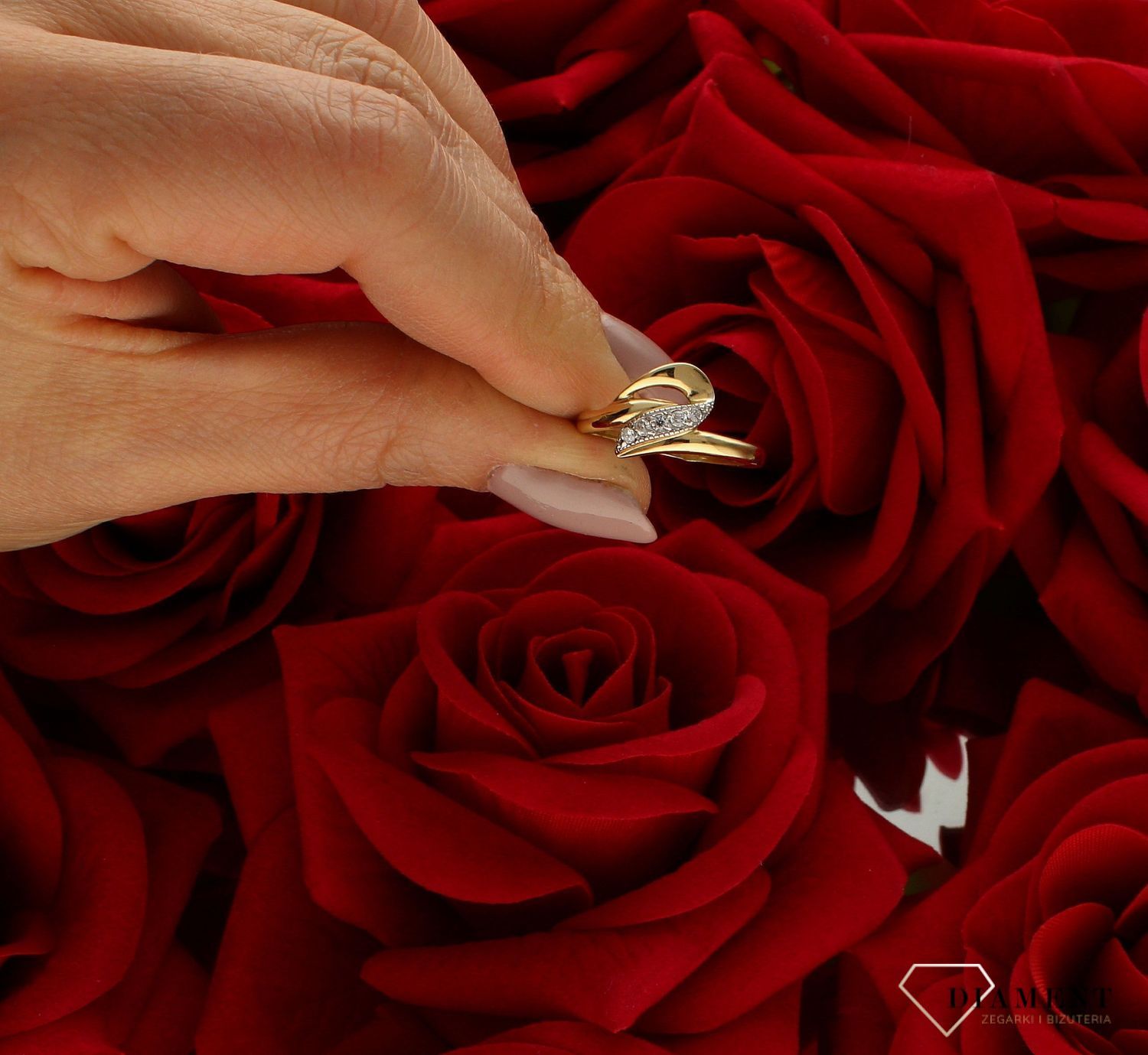 Złoty pierścionek 585 klasyczny wzór rozmiar 16 DIA-PRS-9340-585 to złoty damski pierścionek wykonany z wysokiej próby złota 585. Idealna biała cyrkonia we wzorze zaręczynowym nadają pierścionkowi nowoczesnego wyglądu (3).jpg