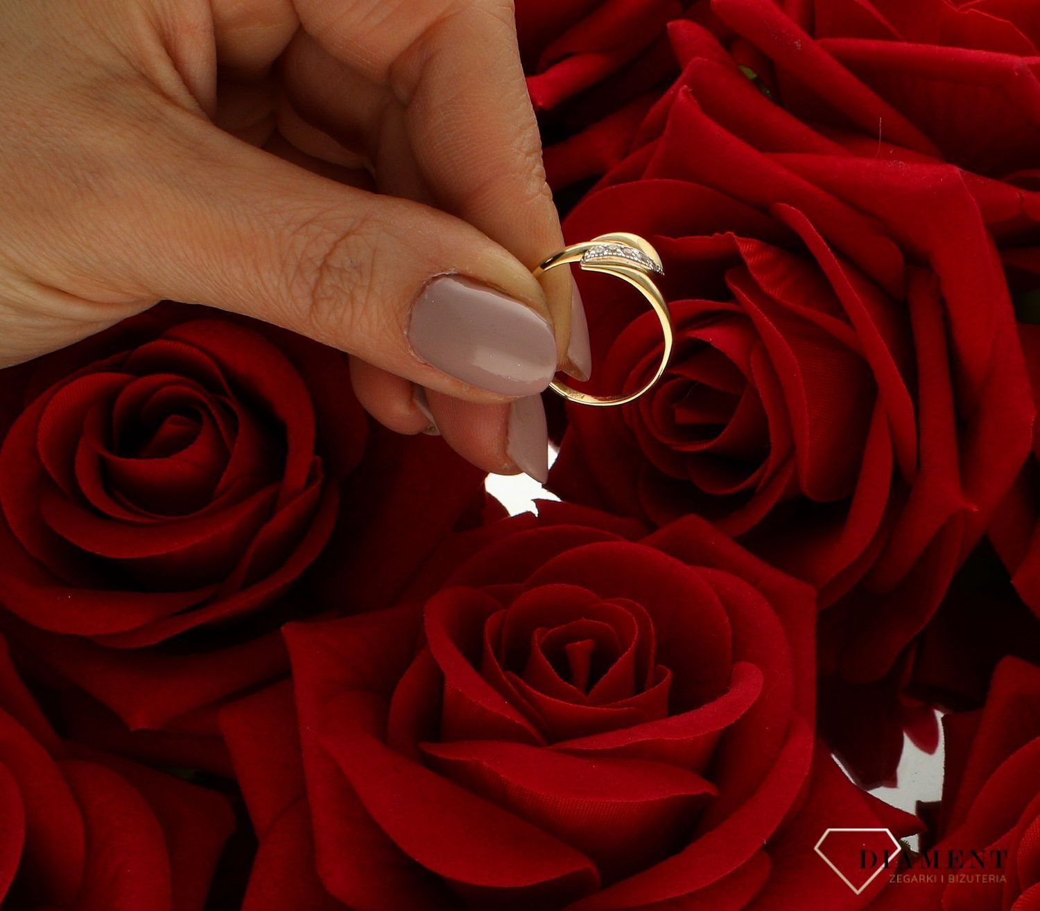 Złoty pierścionek 585 klasyczny wzór rozmiar 16 DIA-PRS-9340-585 to złoty damski pierścionek wykonany z wysokiej próby złota 585. Idealna biała cyrkonia we wzorze zaręczynowym nadają pierścionkowi nowoczesnego wyglądu (3).jpg