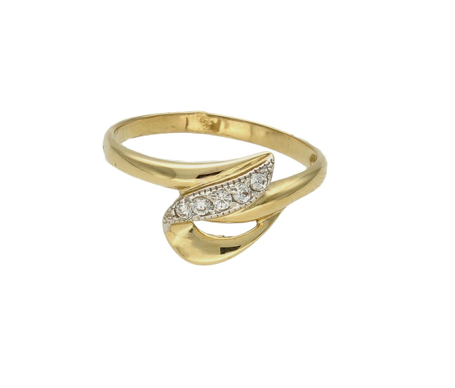 Złoty pierścionek 585 klasyczny wzór rozmiar 16 DIA-PRS-9340-585 to złoty damski pierścionek wykonany z wysokiej próby złota 585. Idealna biała cyrkonia we wzorze zaręczynowym nadają pierścionkowi nowoczesnego wyglądu (3).jpg