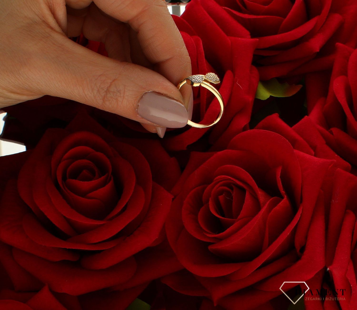 Złoty pierścionek 585 dwa serduszka zaręczynowy rozmiar 16 DIA-PRS-9341-585 to złoty damski pierścionek wykonany z wysokiej próby złota 585. Idealna biała cyrkonia we wzorze zaręczynowym z dwoma serduszkami nadają pierścionk (4).jpg