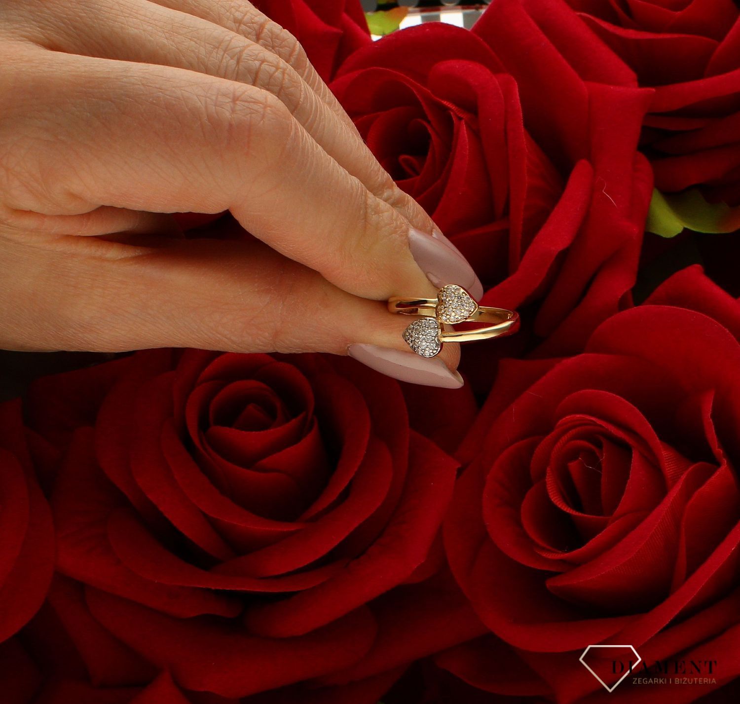 Złoty pierścionek 585 dwa serduszka zaręczynowy rozmiar 16 DIA-PRS-9341-585 to złoty damski pierścionek wykonany z wysokiej próby złota 585. Idealna biała cyrkonia we wzorze zaręczynowym z dwoma serduszkami nadają pierścionk (4).jpg