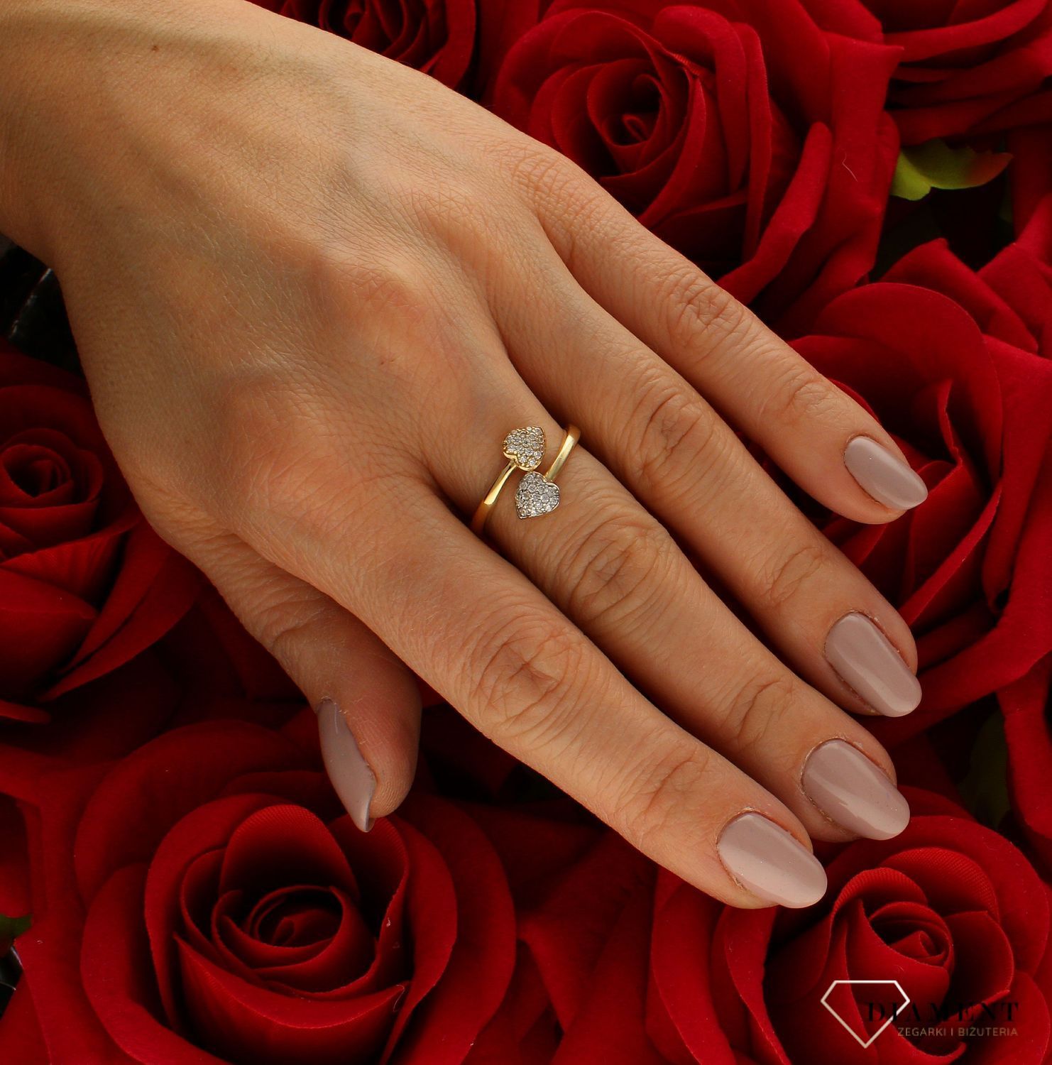 Złoty pierścionek 585 dwa serduszka zaręczynowy rozmiar 16 DIA-PRS-9341-585 to złoty damski pierścionek wykonany z wysokiej próby złota 585. Idealna biała cyrkonia we wzorze zaręczynowym z dwoma serduszkami nadają pierścionk (4).jpg