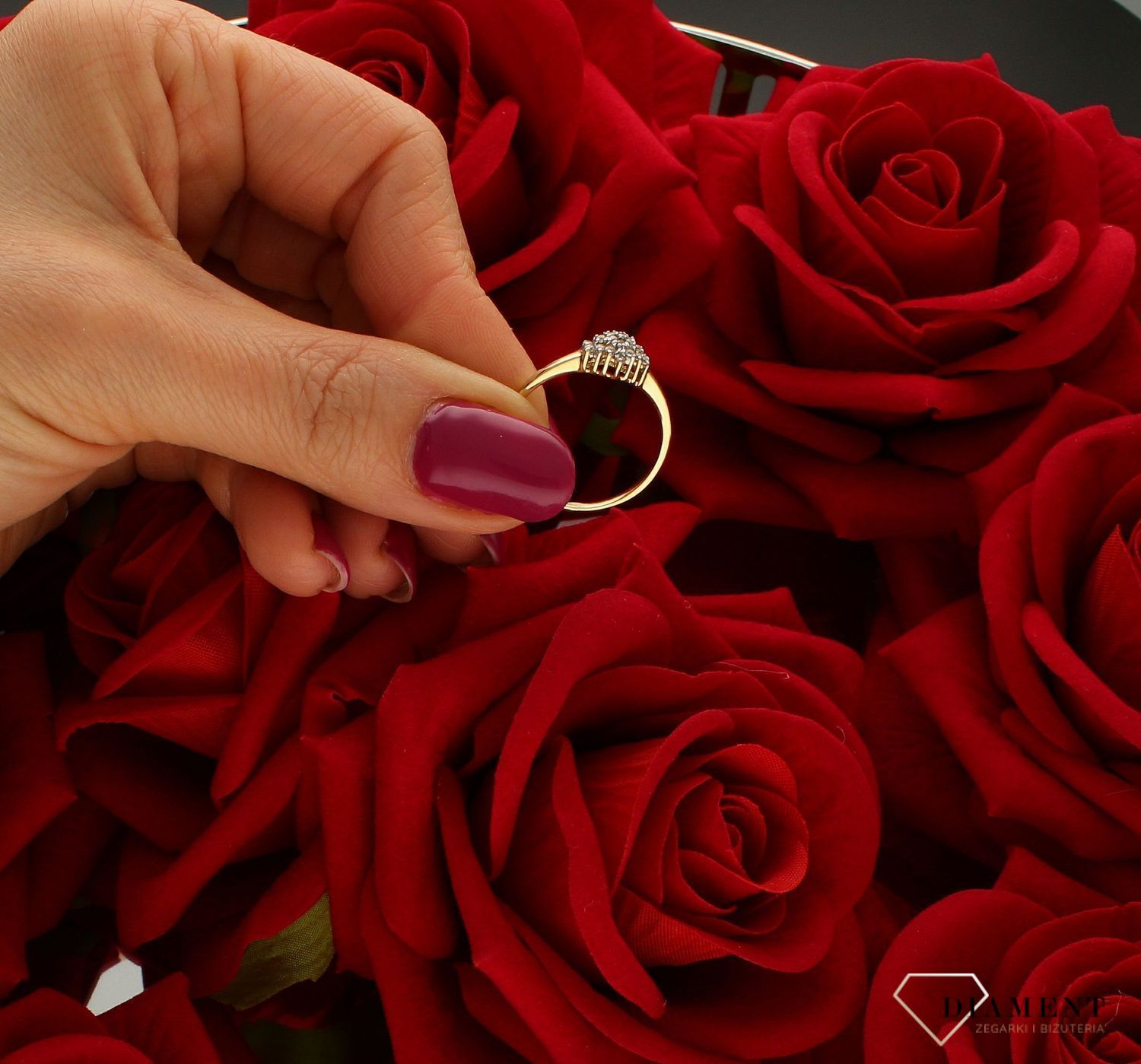 Złoty pierścionek 585 bogato zdobiony cyrkoniami DIA-PRS-9342-585. Złoty pierścionek prosty bogato ozdobiony drobnymi cyrkoniami. Piękny pierścionek wykonany z wysokiej jakości złota próby 585.  Pierścionek złoty z cyrkoniam (4).jpg