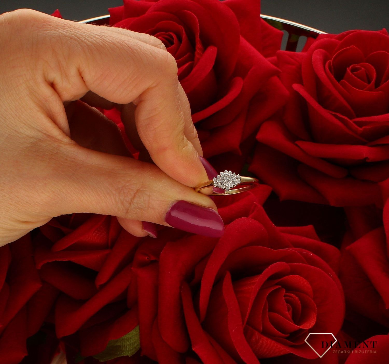 Złoty pierścionek 585 bogato zdobiony cyrkoniami DIA-PRS-9342-585. Złoty pierścionek prosty bogato ozdobiony drobnymi cyrkoniami. Piękny pierścionek wykonany z wysokiej jakości złota próby 585.  Pierścionek złoty z cyrkoniam (4).jpg