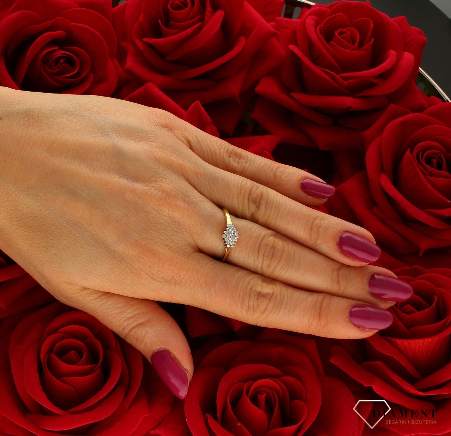 Złoty pierścionek 585 bogato zdobiony cyrkoniami DIA-PRS-9342-585. Złoty pierścionek prosty bogato ozdobiony drobnymi cyrkoniami. Piękny pierścionek wykonany z wysokiej jakości złota próby 585.  Pierścionek złoty z cyrkoniam (4).jpg