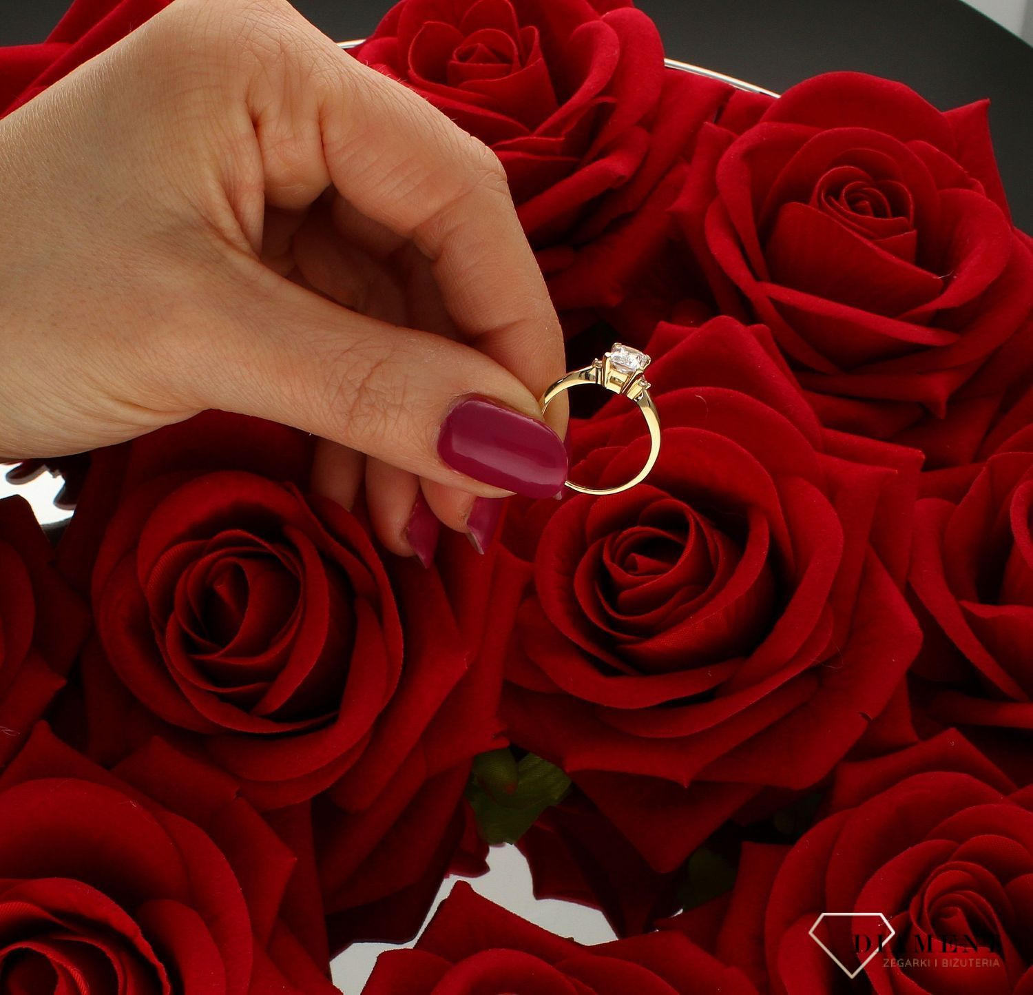 Złoty pierścionek 585 z kwadratową cyrkonią DIA-PRS-9343-585. Złoty pierścionek 585 z wystającą cyrkonią w kształcie kwadratu. Złoty pierścionek prosty ozdobiony wystającą cyrkonią. Piękny pierścionek wykonany z wysokiej jak (4).jpg