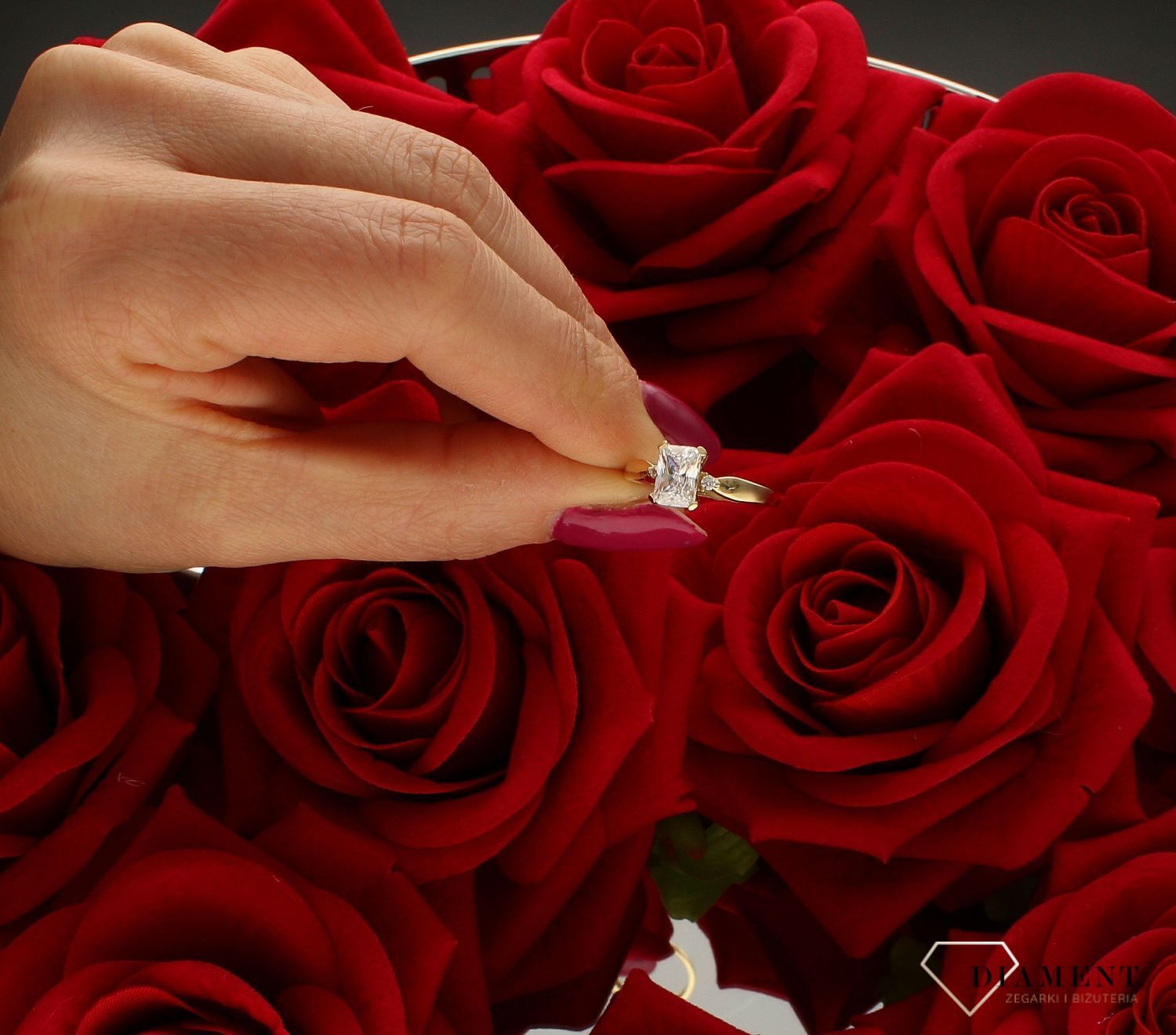 Złoty pierścionek 585 z kwadratową cyrkonią DIA-PRS-9343-585. Złoty pierścionek 585 z wystającą cyrkonią w kształcie kwadratu. Złoty pierścionek prosty ozdobiony wystającą cyrkonią. Piękny pierścionek wykonany z wysokiej jak (4).jpg