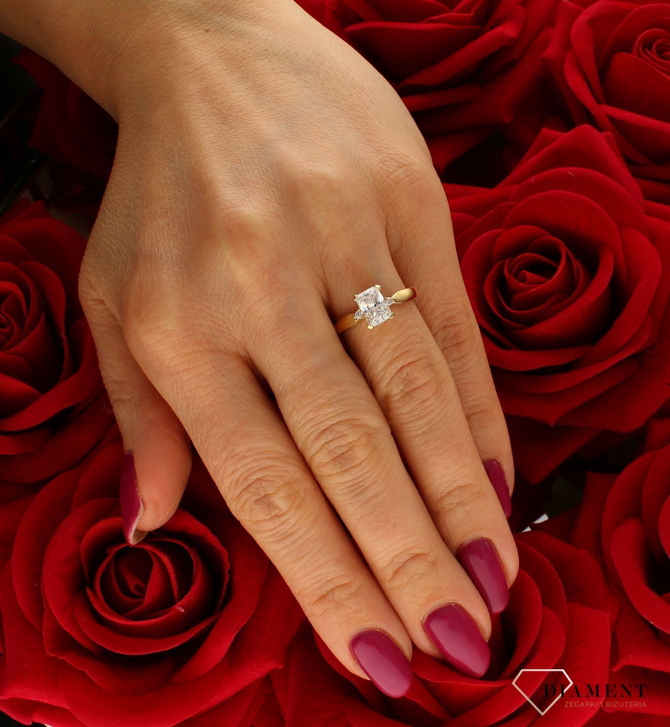 Złoty pierścionek 585 z kwadratową cyrkonią DIA-PRS-9343-585. Złoty pierścionek 585 z wystającą cyrkonią w kształcie kwadratu. Złoty pierścionek prosty ozdobiony wystającą cyrkonią. Piękny pierścionek wykonany z wysokiej jak (4).jpg