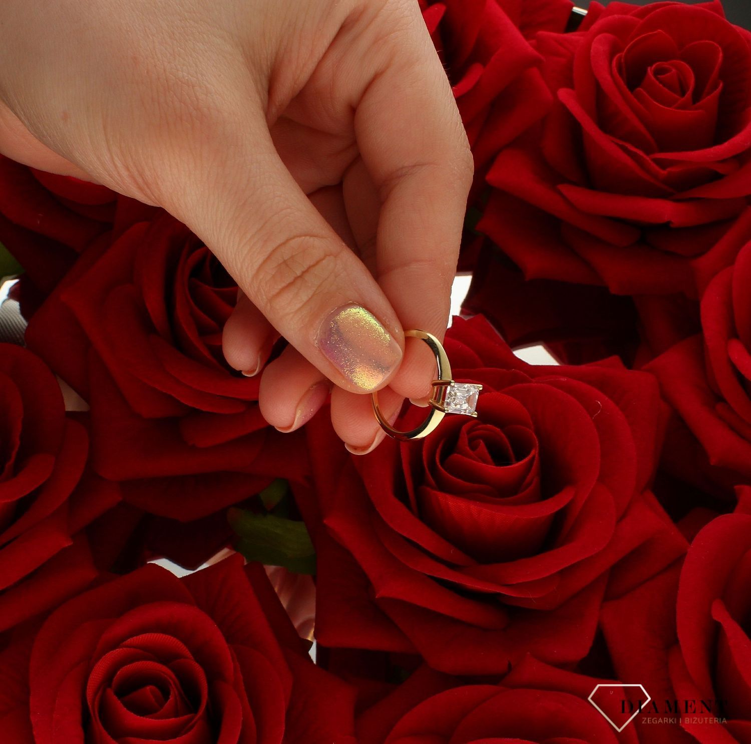 Złoty pierścionek damski 585 zaręczynowy wzór rozmiar 12 DIA-PRS-9345-585 to złoty damski pierścionek wykonany z wysokiej próby żółtego złota 585. Idealna biała cyrkonia we wzorze zaręczynowym nadają pierścionkowi nowoczesne (4).jpg