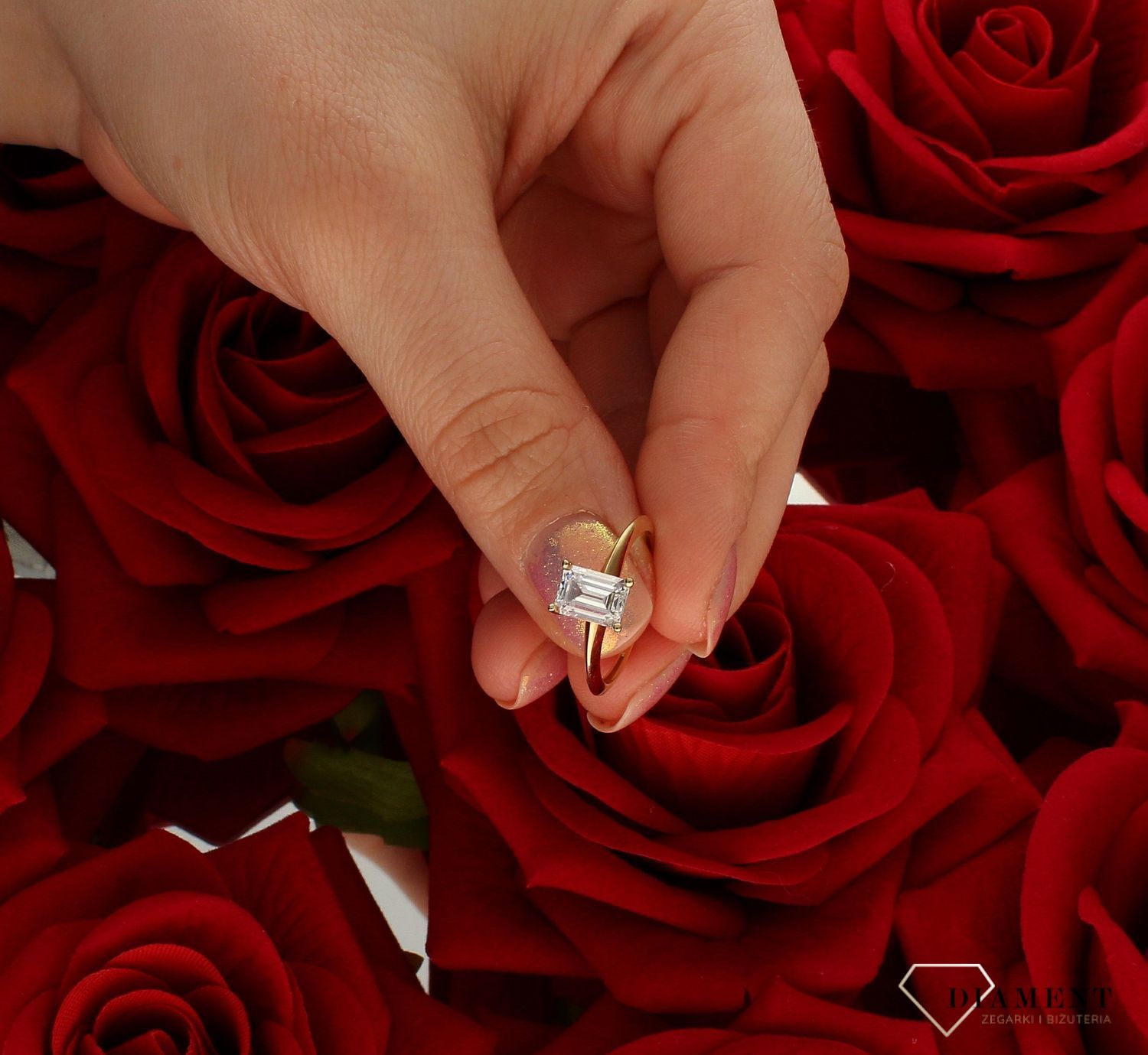 Złoty pierścionek damski 585 zaręczynowy wzór rozmiar 12 DIA-PRS-9345-585 to złoty damski pierścionek wykonany z wysokiej próby żółtego złota 585. Idealna biała cyrkonia we wzorze zaręczynowym nadają pierścionkowi nowoczesne (4).jpg