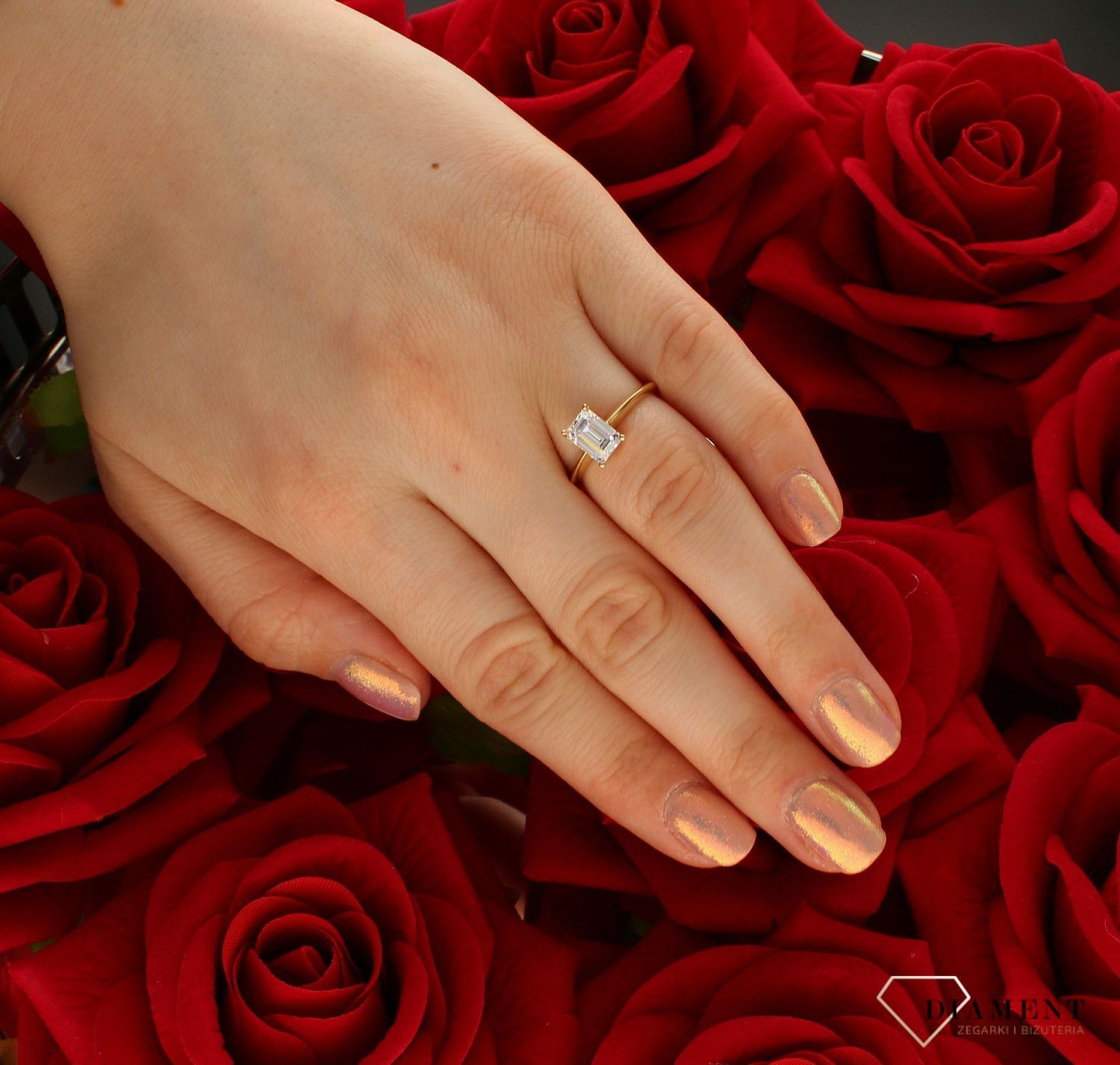 Złoty pierścionek damski 585 zaręczynowy wzór rozmiar 12 DIA-PRS-9345-585 to złoty damski pierścionek wykonany z wysokiej próby żółtego złota 585. Idealna biała cyrkonia we wzorze zaręczynowym nadają pierścionkowi nowoczesne (4).jpg