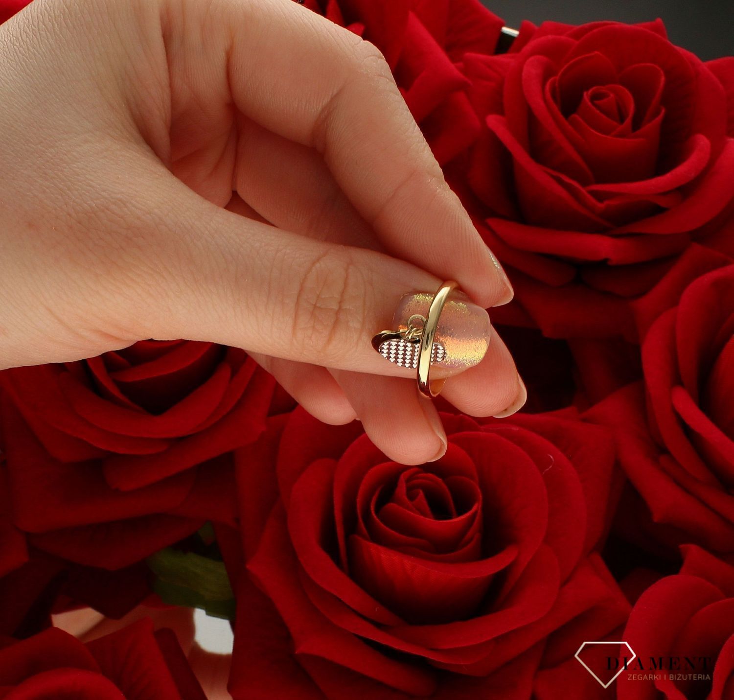 Złoty pierścionek damski 585 wiszące serduszko rozmiar 12 DIA-PRS-9346-585 to złoty damski pierścionek wykonany z wysokiej próby żółtego złota 585. Zawieszka w kształcie serduszek nadają pierścionkowi nowoczesnego wyglądu (1 (5).jpg