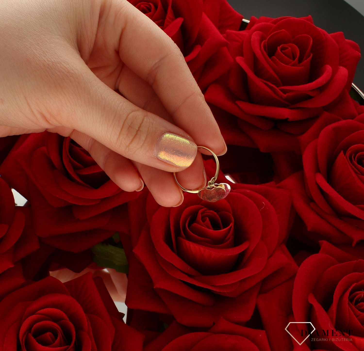 Złoty pierścionek damski 585 wiszące serduszko rozmiar 12 DIA-PRS-9346-585 to złoty damski pierścionek wykonany z wysokiej próby żółtego złota 585. Zawieszka w kształcie serduszek nadają pierścionkowi nowoczesnego wyglądu (1 (5).jpg