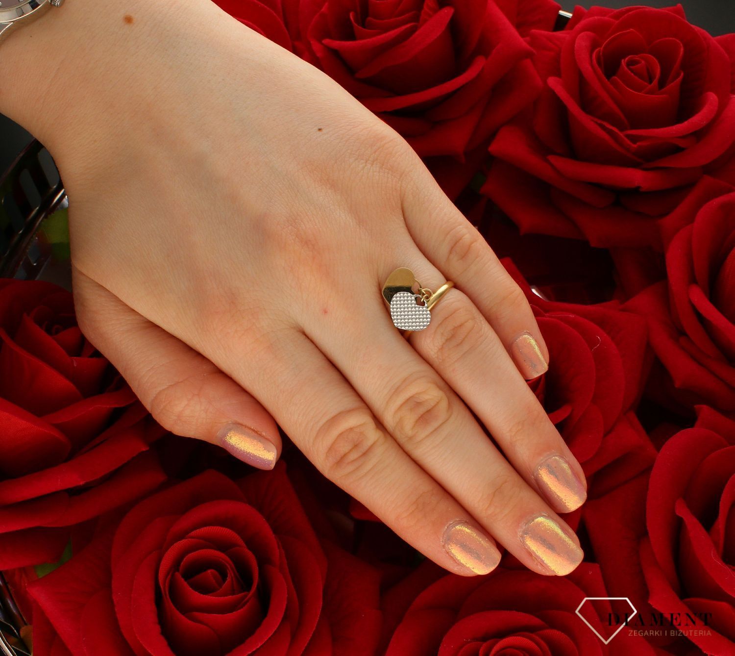 Złoty pierścionek damski 585 wiszące serduszko rozmiar 12 DIA-PRS-9346-585 to złoty damski pierścionek wykonany z wysokiej próby żółtego złota 585. Zawieszka w kształcie serduszek nadają pierścionkowi nowoczesnego wyglądu (1 (5).jpg