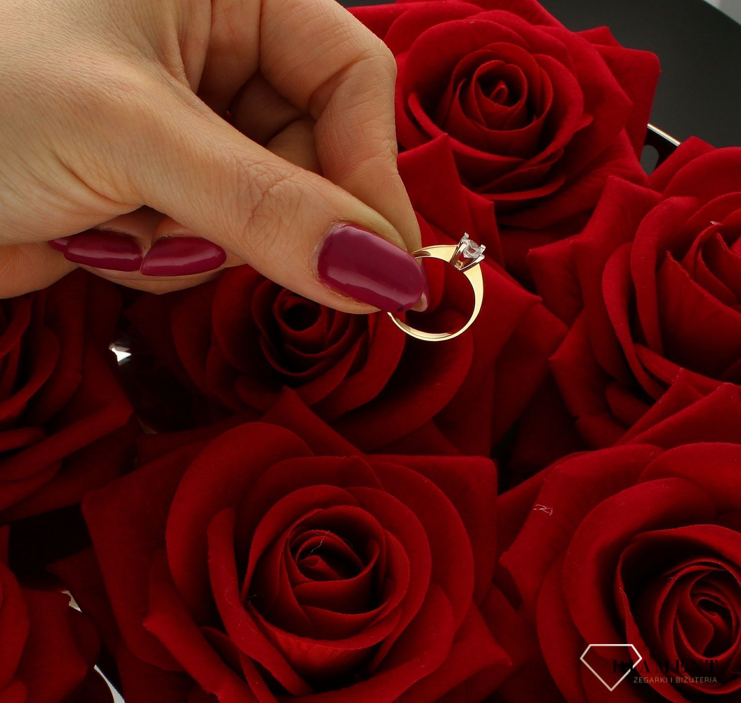 Złoty pierścionek damski 585 zaręczynowy wzór rozmiar 10 DIA-PRS-9347-585 to złoty damski pierścionek wykonany z wysokiej próby złota 585. Idealna biała cyrkonia we wzorze zaręczynowym nadają pierścionkowi nowoczesnego wyglą (4).jpg