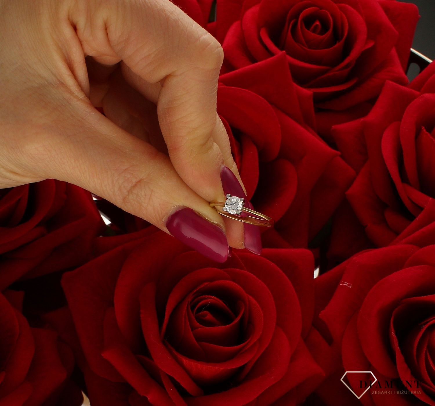 Złoty pierścionek damski 585 zaręczynowy wzór rozmiar 10 DIA-PRS-9347-585 to złoty damski pierścionek wykonany z wysokiej próby złota 585. Idealna biała cyrkonia we wzorze zaręczynowym nadają pierścionkowi nowoczesnego wyglą (4).jpg