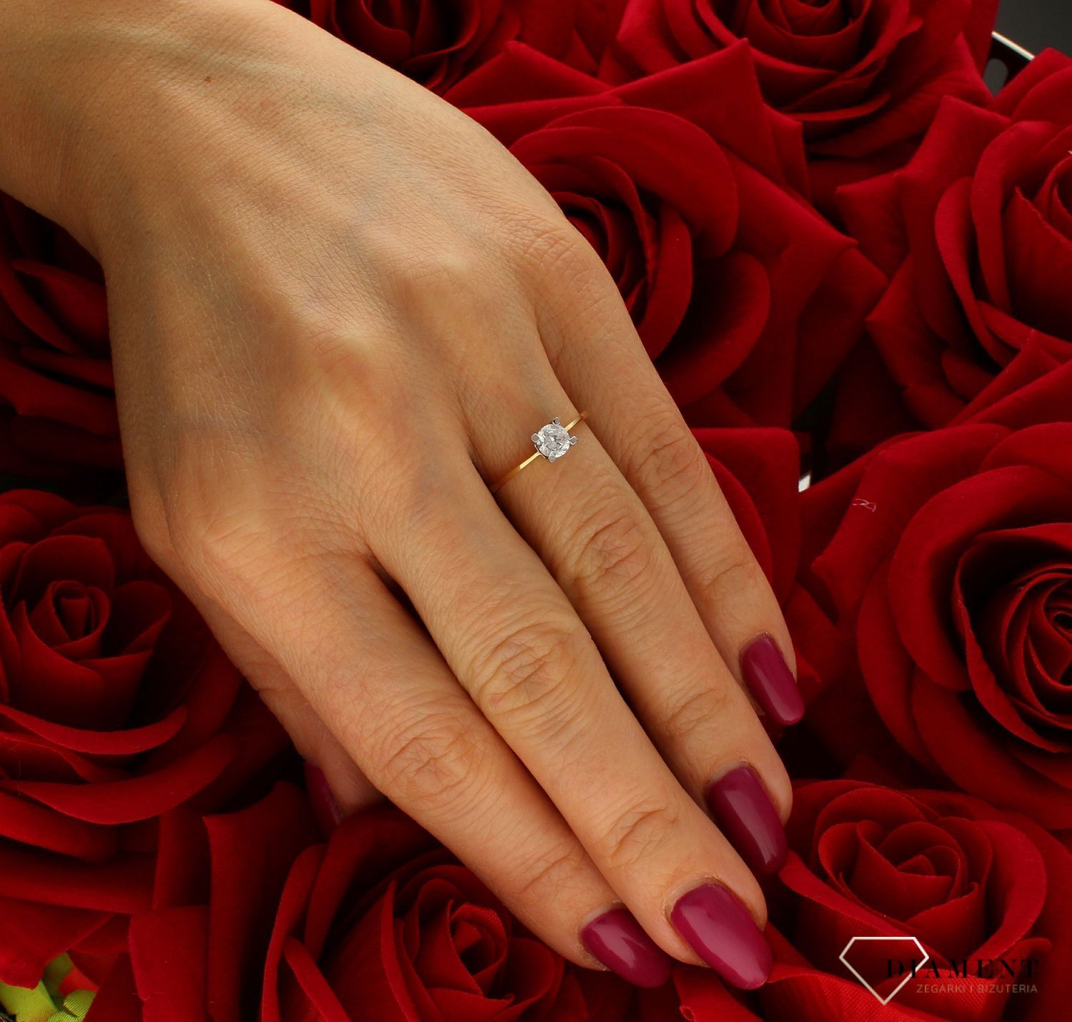 Złoty pierścionek damski 585 zaręczynowy wzór rozmiar 10 DIA-PRS-9347-585 to złoty damski pierścionek wykonany z wysokiej próby złota 585. Idealna biała cyrkonia we wzorze zaręczynowym nadają pierścionkowi nowoczesnego wyglą (4).jpg