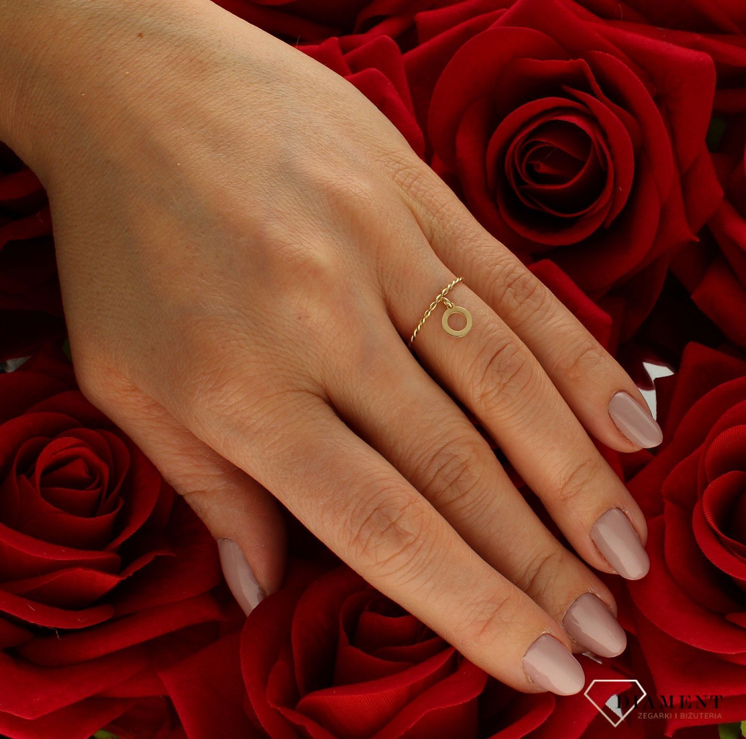 Złoty pierścionek 585 pleciony z wiszącym kółkiem rozmiar 11 DIA-PRS-9348-585 to złoty damski pierścionek wykonany z wysokiej próby złota 585. Zawieszka kółeczko w wzorze plecionej obrączki nadają pierścionkowi nowoczesnego .jpg