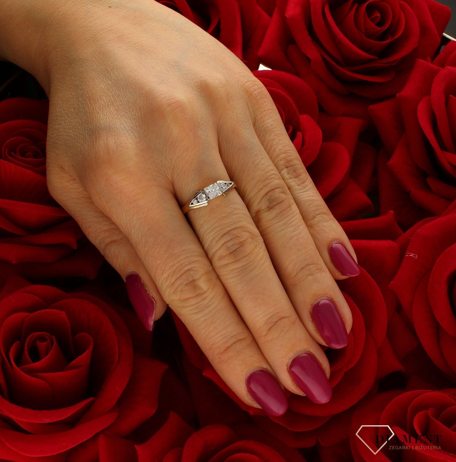 Złoty pierścionek damski 585 zaręczynowy wzór rozmiar 17 DIA-PRS-9350-585 to złoty damski pierścionek wykonany z wysokiej próby złota 585. Idealna biała cyrkonia we wzorze zaręczynowym nadają pierścionkowi nowoczesnego wyglą.jpg