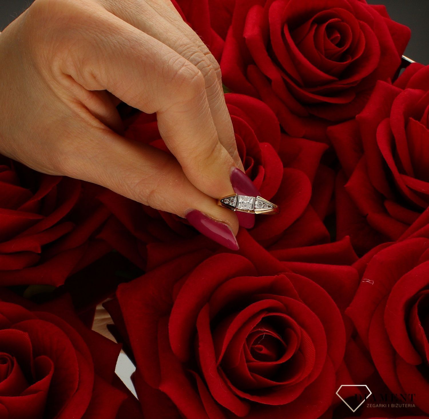 Złoty pierścionek damski 585 zaręczynowy wzór rozmiar 17 DIA-PRS-9350-585 to złoty damski pierścionek wykonany z wysokiej próby złota 585. Idealna biała cyrkonia we wzorze zaręczynowym nadają pierścionkowi nowoczesnego wyglą.jpg