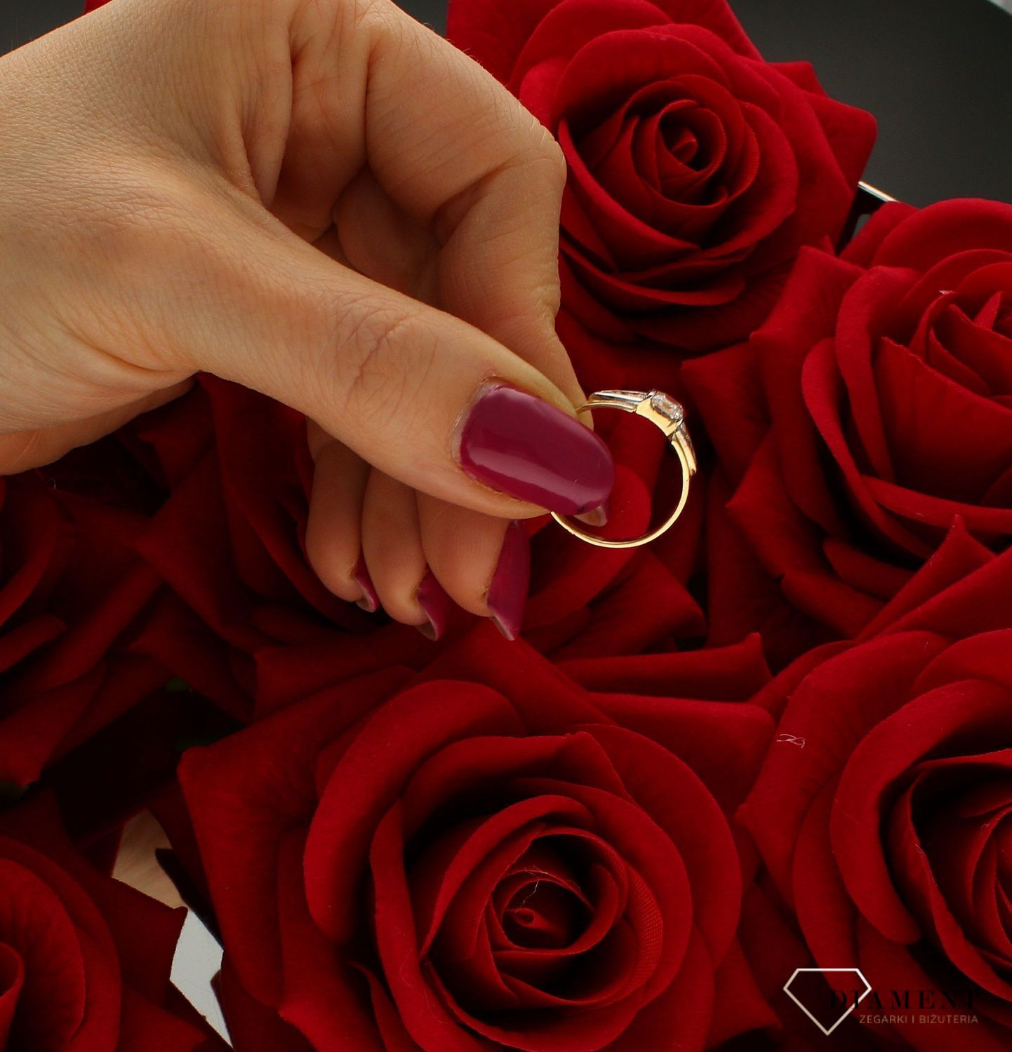 Złoty pierścionek damski 585 zaręczynowy wzór rozmiar 17 DIA-PRS-9350-585 to złoty damski pierścionek wykonany z wysokiej próby złota 585. Idealna biała cyrkonia we wzorze zaręczynowym nadają pierścionkowi nowoczesnego wyglą.jpg