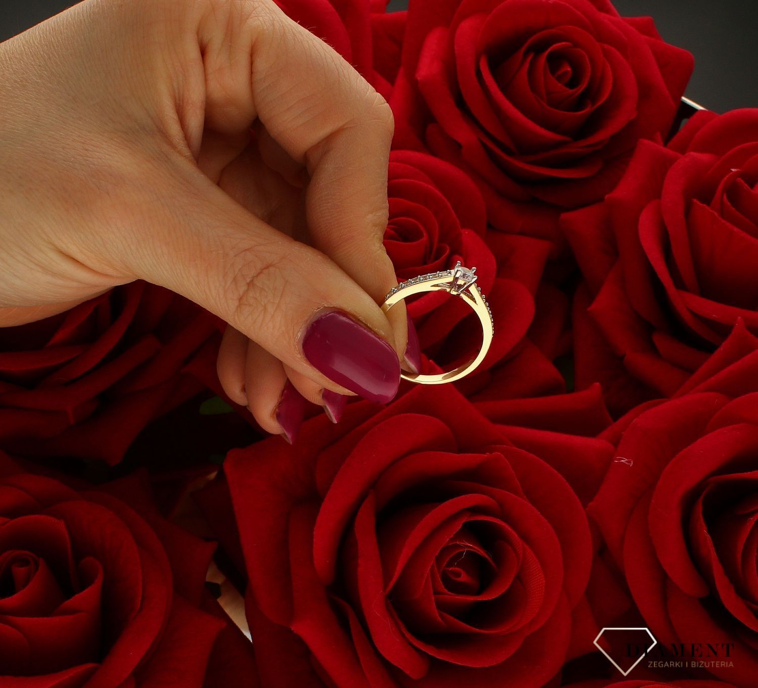 Złoty pierścionek damski Zaręczynowy wzór rozmiar 19 DIA-PRS-9351-585 to złoty damski pierścionek wykonany z wysokiej próby złota 585. Idealna biała cyrkonia we wzorze zaręczynowym nadają pierścionkowi nowoczesnego wyglądu ( (4).jpg