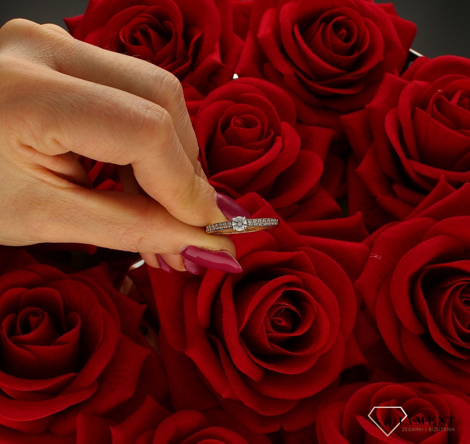 Złoty pierścionek damski Zaręczynowy wzór rozmiar 19 DIA-PRS-9351-585 to złoty damski pierścionek wykonany z wysokiej próby złota 585. Idealna biała cyrkonia we wzorze zaręczynowym nadają pierścionkowi nowoczesnego wyglądu ( (4).jpg