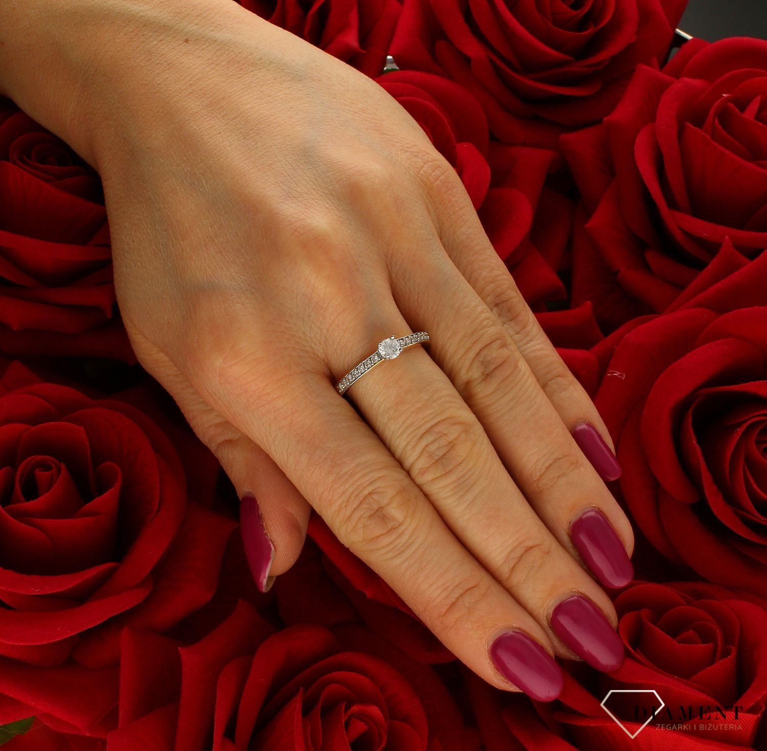 Złoty pierścionek damski Zaręczynowy wzór rozmiar 19 DIA-PRS-9351-585 to złoty damski pierścionek wykonany z wysokiej próby złota 585. Idealna biała cyrkonia we wzorze zaręczynowym nadają pierścionkowi nowoczesnego wyglądu ( (4).jpg