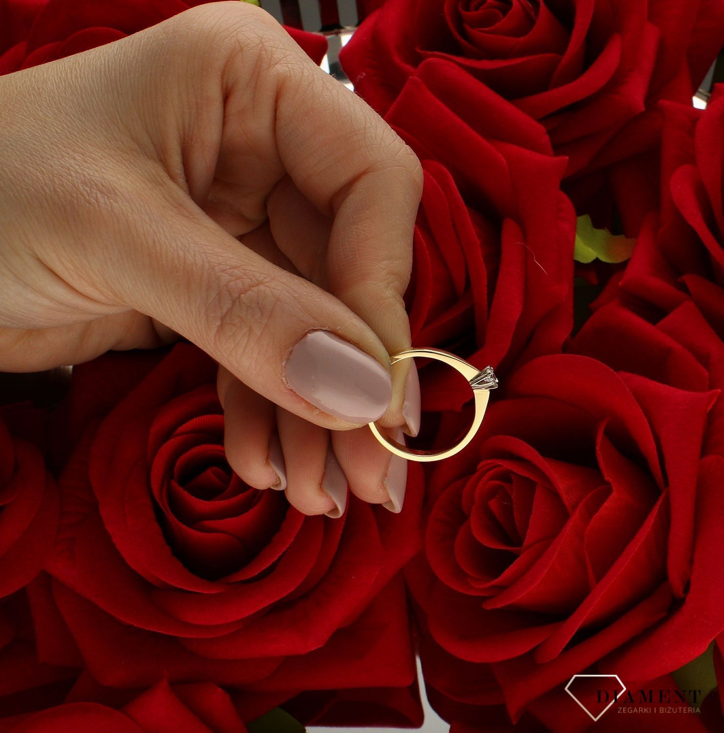 Złoty pierścionek 585 damski zaręczynowy wzór rozmiar 16 DIA-PRS-9352-585 to złoty damski pierścionek wykonany z wysokiej próby złota 585. Idealna biała cyrkonia we wzorze zaręczynowym nadają pierścionkowi nowoczesnego wyglą (4).jpg