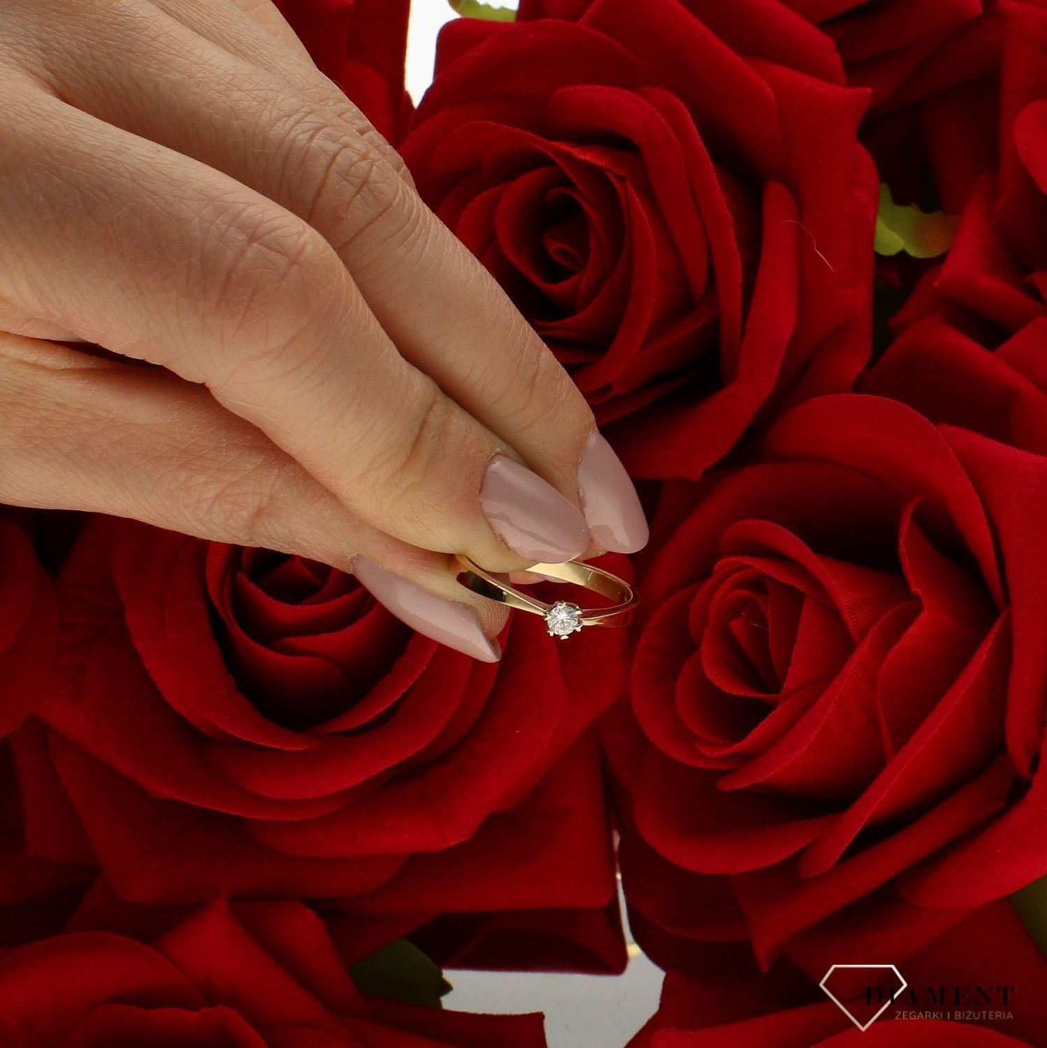 Złoty pierścionek 585 damski zaręczynowy wzór rozmiar 16 DIA-PRS-9352-585 to złoty damski pierścionek wykonany z wysokiej próby złota 585. Idealna biała cyrkonia we wzorze zaręczynowym nadają pierścionkowi nowoczesnego wyglą (4).jpg