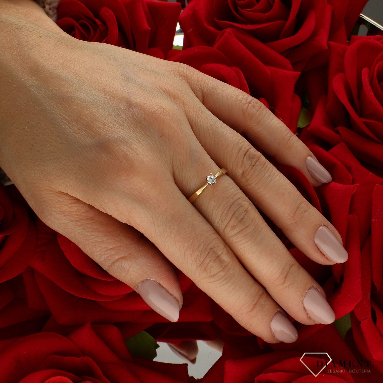 Złoty pierścionek 585 damski zaręczynowy wzór rozmiar 16 DIA-PRS-9352-585 to złoty damski pierścionek wykonany z wysokiej próby złota 585. Idealna biała cyrkonia we wzorze zaręczynowym nadają pierścionkowi nowoczesnego wyglą (4).jpg