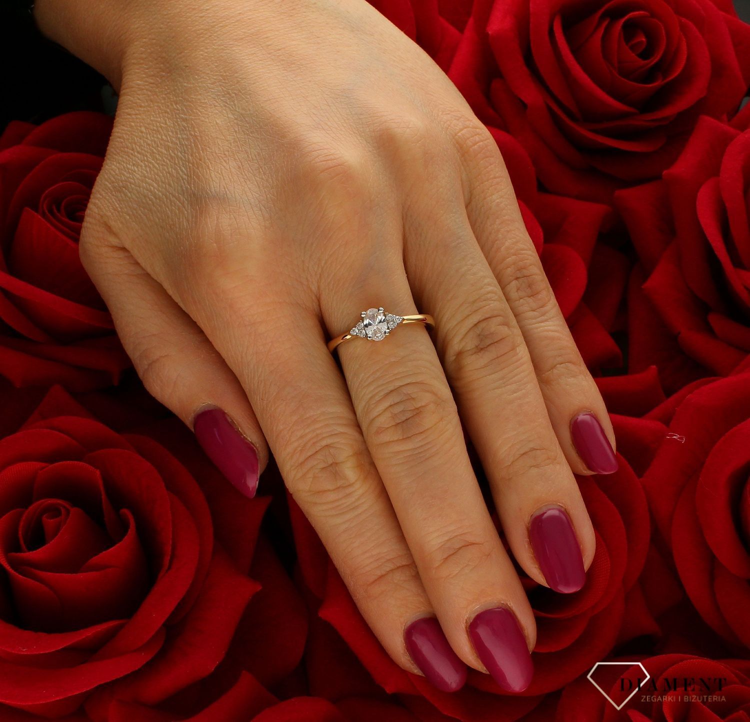 Złoty pierścionek 585 damski zaręczynowy wzór rozmiar 17 DIA-PRS-9353-585 to złoty damski pierścionek wykonany z wysokiej próby złota 585. Idealna biała cyrkonia we wzorze zaręczynowym nadają pierścionkowi nowoczesnego wyglą (4).jpg