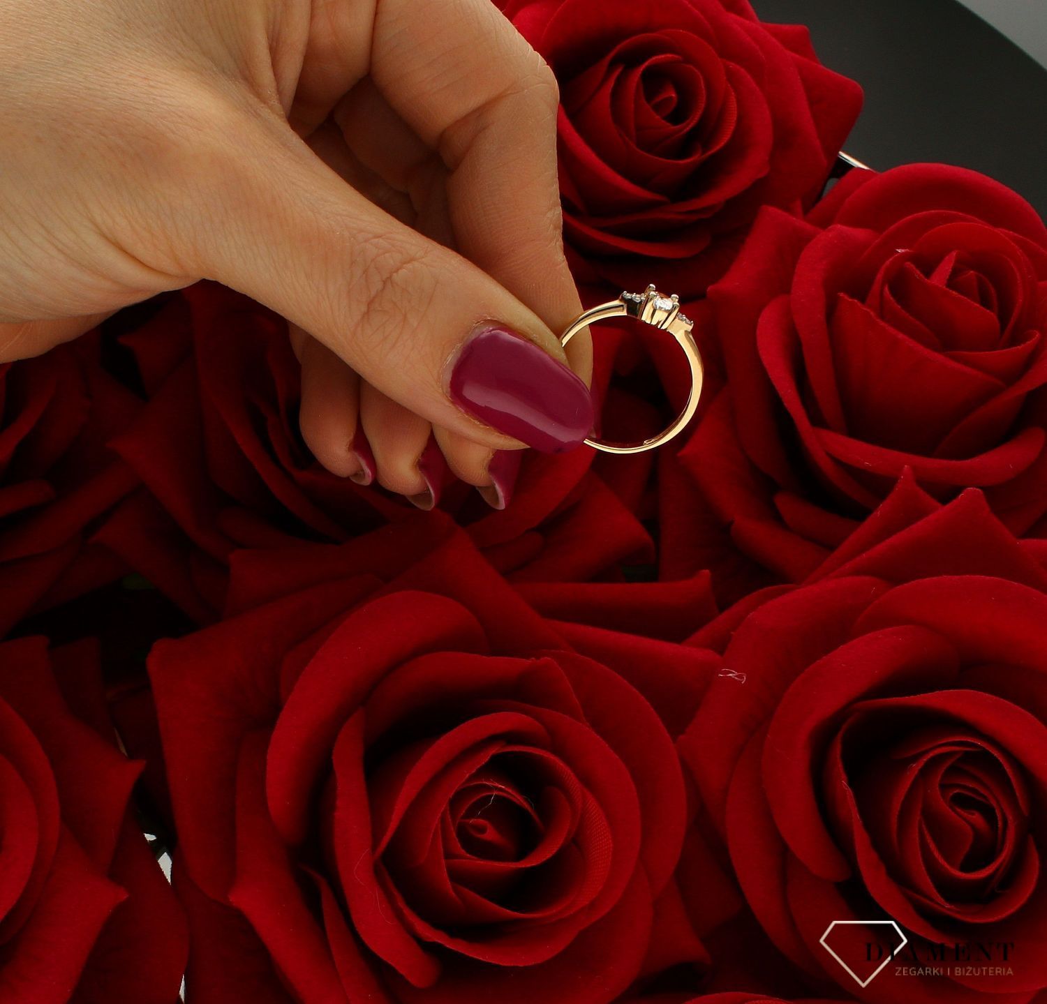 Złoty pierścionek 585 damski zaręczynowy wzór rozmiar 17 DIA-PRS-9353-585 to złoty damski pierścionek wykonany z wysokiej próby złota 585. Idealna biała cyrkonia we wzorze zaręczynowym nadają pierścionkowi nowoczesnego wyglą (4).jpg