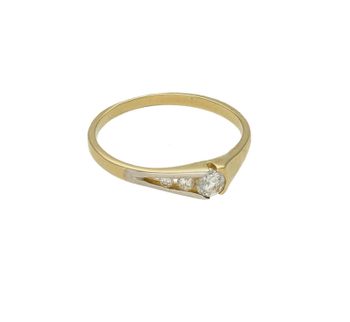 Złoty pierścionek 585 damski zaręczynowy wzór rozmiar 11 DIA-PRS-9354-585 to złoty damski pierścionek wykonany z wysokiej próby złota 585. Idealna biała cyrkonia we wzorze zaręczynowym nadają pierścionkowi nowoczesnego wyglą (4).jpg