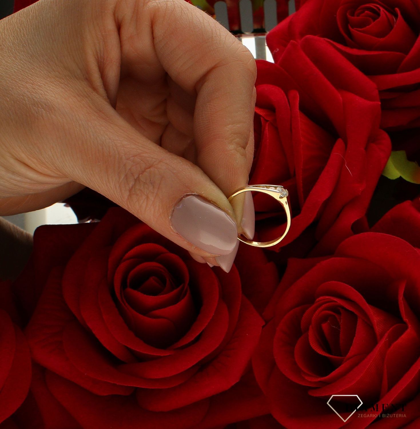 Złoty pierścionek 585 damski zaręczynowy wzór rozmiar 11 DIA-PRS-9354-585 to złoty damski pierścionek wykonany z wysokiej próby złota 585. Idealna biała cyrkonia we wzorze zaręczynowym nadają pierścionkowi nowoczesnego wyglą (4).jpg