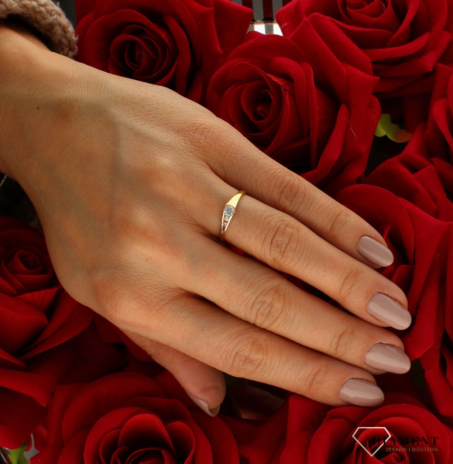 Złoty pierścionek 585 damski zaręczynowy wzór rozmiar 11 DIA-PRS-9354-585 to złoty damski pierścionek wykonany z wysokiej próby złota 585. Idealna biała cyrkonia we wzorze zaręczynowym nadają pierścionkowi nowoczesnego wyglą (4).jpg