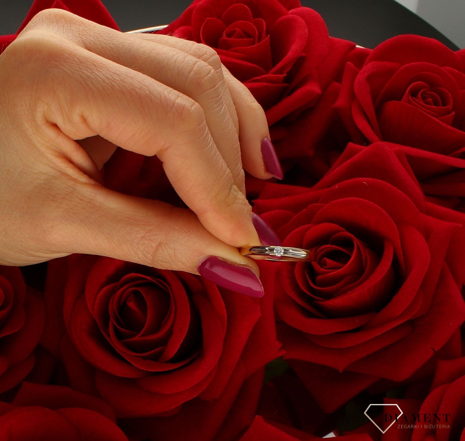 Złoty pierścionek 585 zaręczynowy z białą cyrkonią rozmiar 17 DIA-PRS-9356-585. Ponadczasowy wzór inspirowany ikonami sztuki jub (2).jpg