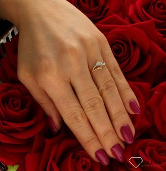 Złoty pierścionek damski Zaręczynowy wzór rozmiar 11 DIA-PRS-9357-585 to złoty damski pierścionek wykonany z wysokiej próby złota 585. Idealna biała cyrkonia we wzorze zaręczynowym nadają pierścionkowi nowoczesnego wyglądu (.jpg