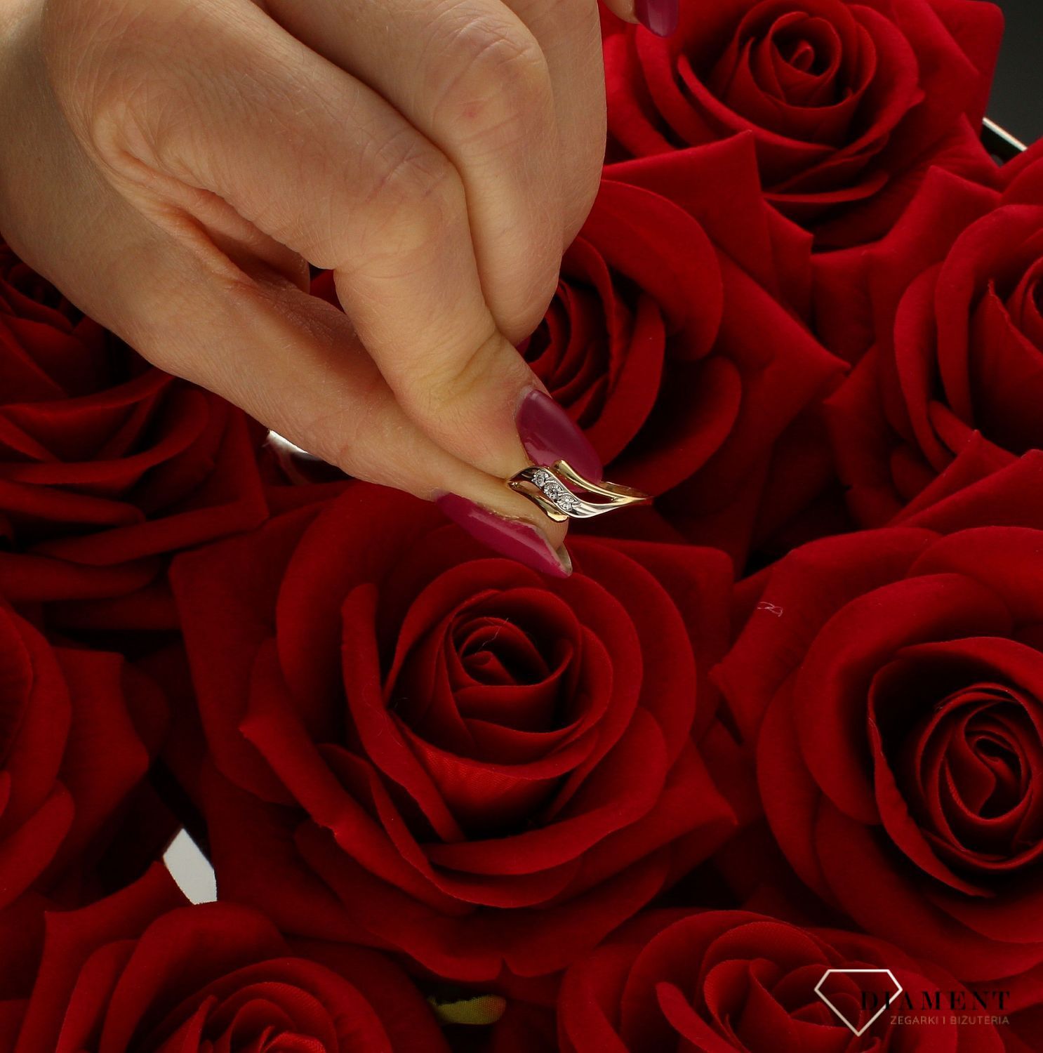 Złoty pierścionek damski Zaręczynowy wzór rozmiar 11 DIA-PRS-9357-585 to złoty damski pierścionek wykonany z wysokiej próby złota 585. Idealna biała cyrkonia we wzorze zaręczynowym nadają pierścionkowi nowoczesnego wyglądu (1).jpg