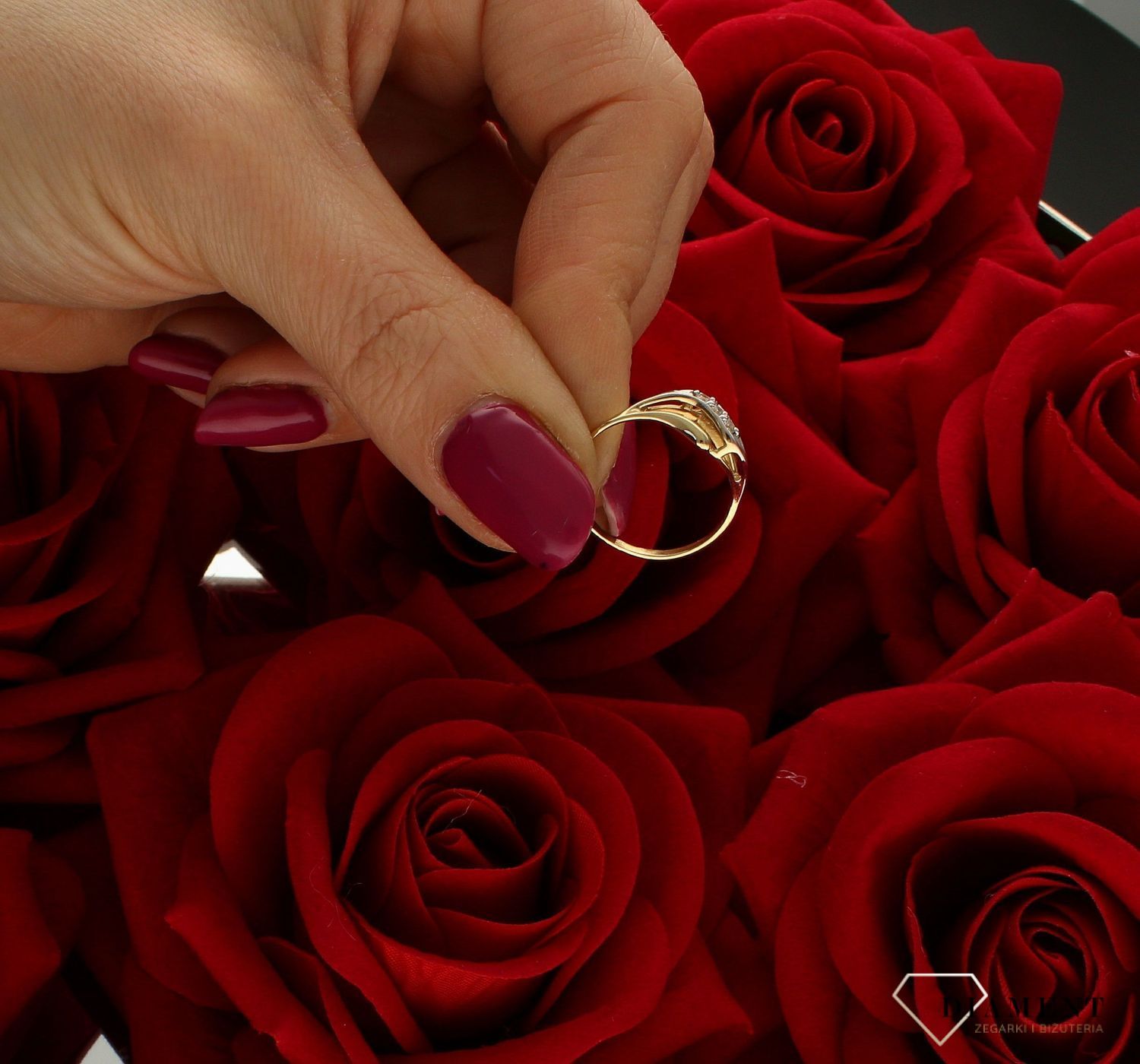 Złoty pierścionek damski Zaręczynowy wzór rozmiar 11 DIA-PRS-9357-585 to złoty damski pierścionek wykonany z wysokiej próby złota 585. Idealna biała cyrkonia we wzorze zaręczynowym nadają pierścionkowi nowoczesnego wyglądu (1).jpg