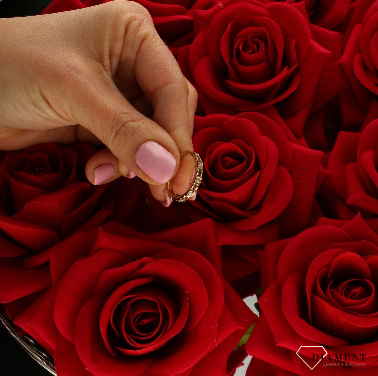 Złoty pierścionek 333 z cyrkoniami o nowoczesnym wzorze DIA-PRS-9360-333.  Pierścionek został wykonany z wysokiej jakości złota próby 333. Waga pierścionka wynosi około 1,55 gram. Złoty pierścionek  świetnie się sprawdzi na  (5).jpg