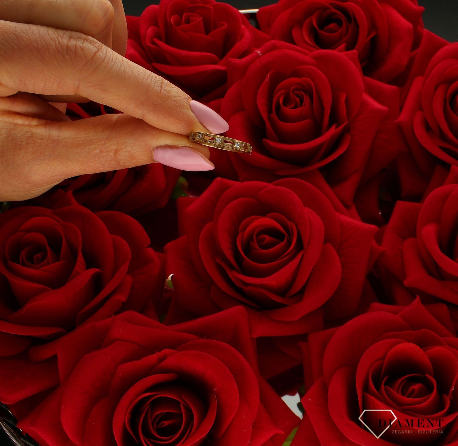 Złoty pierścionek 333 z cyrkoniami o nowoczesnym wzorze DIA-PRS-9360-333.  Pierścionek został wykonany z wysokiej jakości złota próby 333. Waga pierścionka wynosi około 1,55 gram. Złoty pierścionek  świetnie się sprawdzi na  (5).jpg