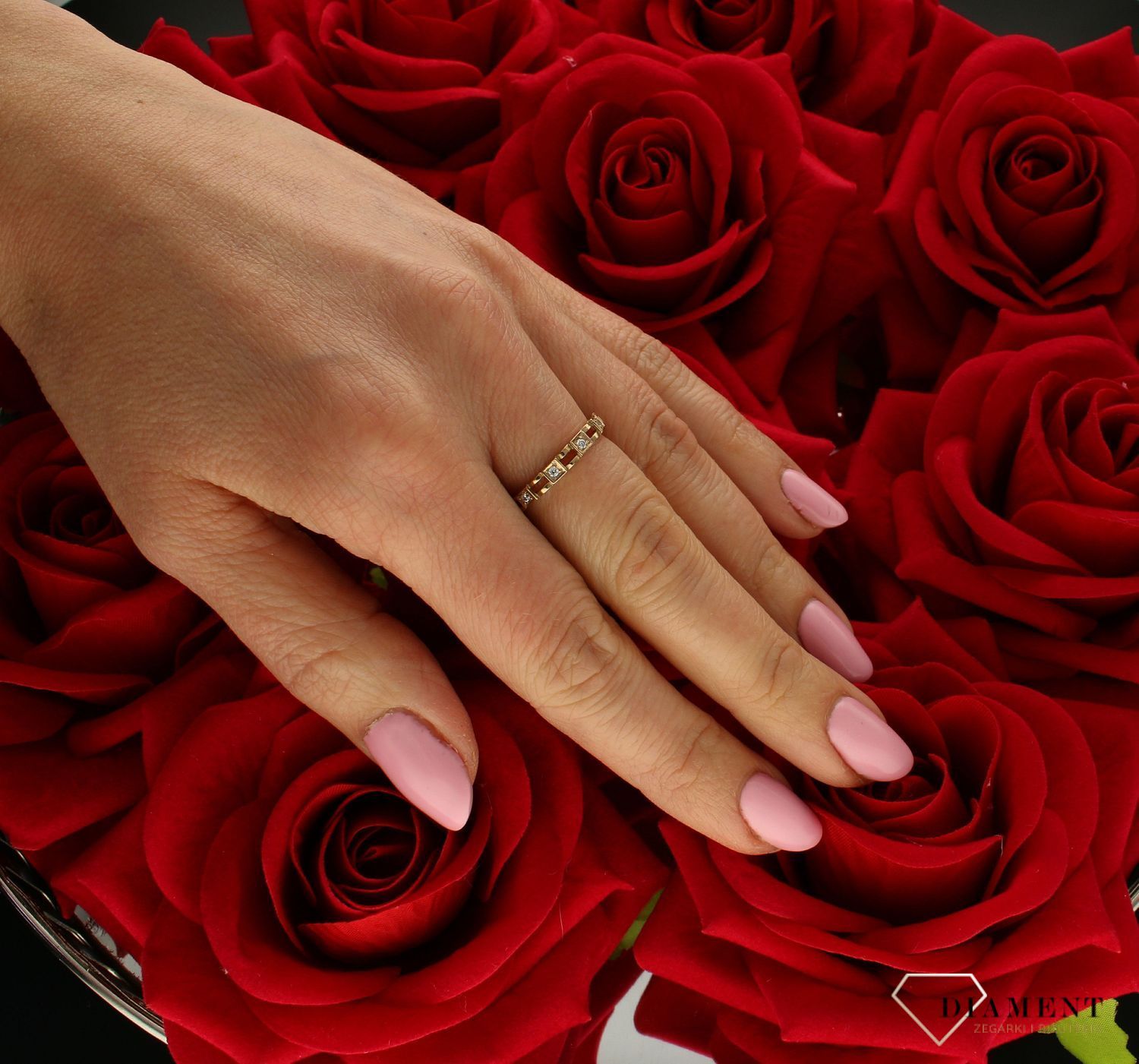 Złoty pierścionek 333 z cyrkoniami o nowoczesnym wzorze DIA-PRS-9360-333.  Pierścionek został wykonany z wysokiej jakości złota próby 333. Waga pierścionka wynosi około 1,55 gram. Złoty pierścionek  świetnie się sprawdzi na  (5).jpg